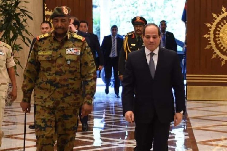 البرهان يصل القاهرة في أول زيارة خارجية