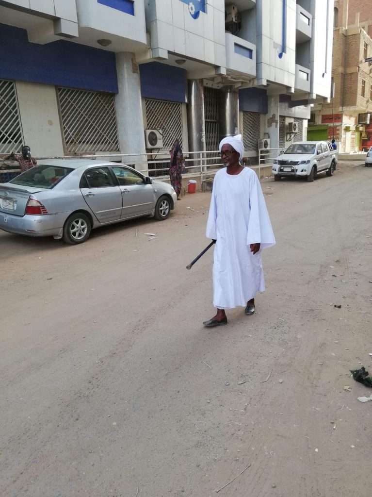 معلم سبعيني يسيّر موكباً من دارفور إلى ساحة الاعتصام بالخرطوم