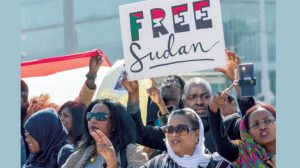 مظاهرات سودانية بالخارج تندد بممارسات (العسكري) وتطالب بتسليم السلطة للمدنيين