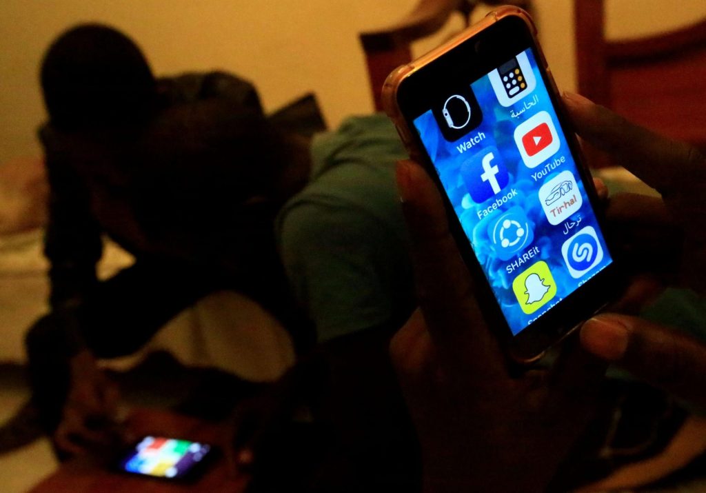 إيلاف: استمرار معاناة السودانيين مع انقطاع الإنترنت
