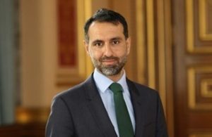 السفير البريطاني : صدمت لسماع خبر انفجار موكب حمدوك