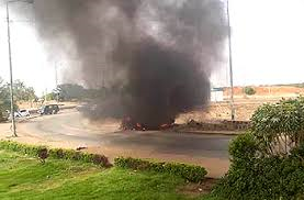 مواطنون يحرقون سيارة ضابط أمن بعد إصابته مواطناً بطلق ناري في المقرن