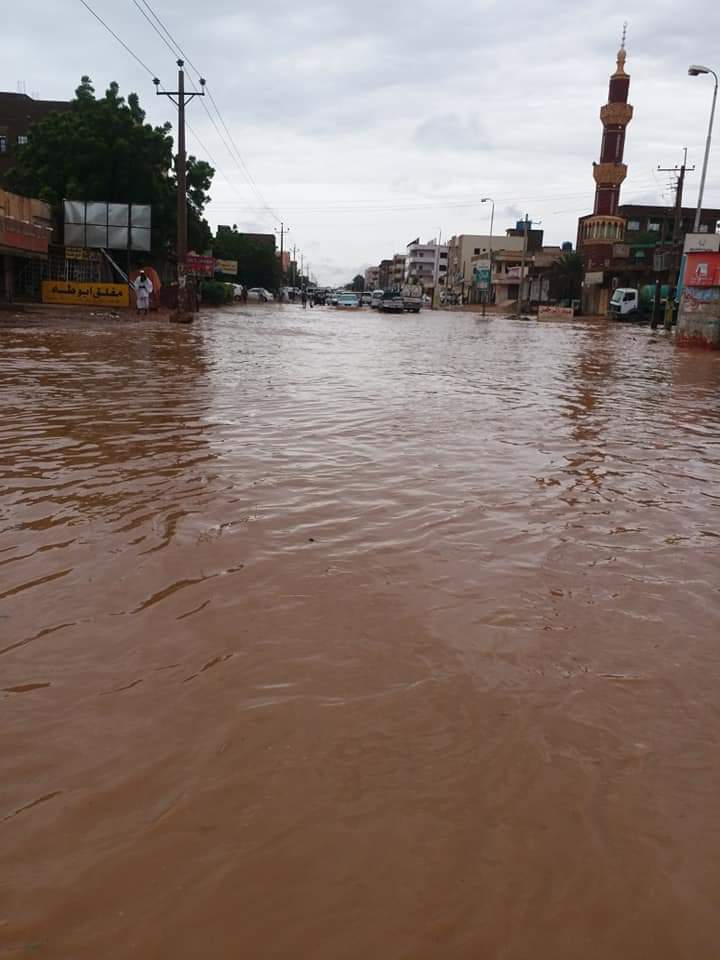 استمرت 3 ساعات: أمطار غزيرة تغرق بعض أحياء الخرطوم