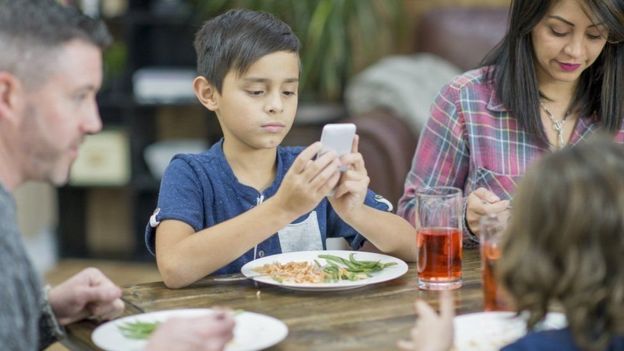 بي بي سي: كيف يواجه الآباء استخدام الأطفال المفرط لشاشات الهواتف والأجهزة الإلكترونية؟