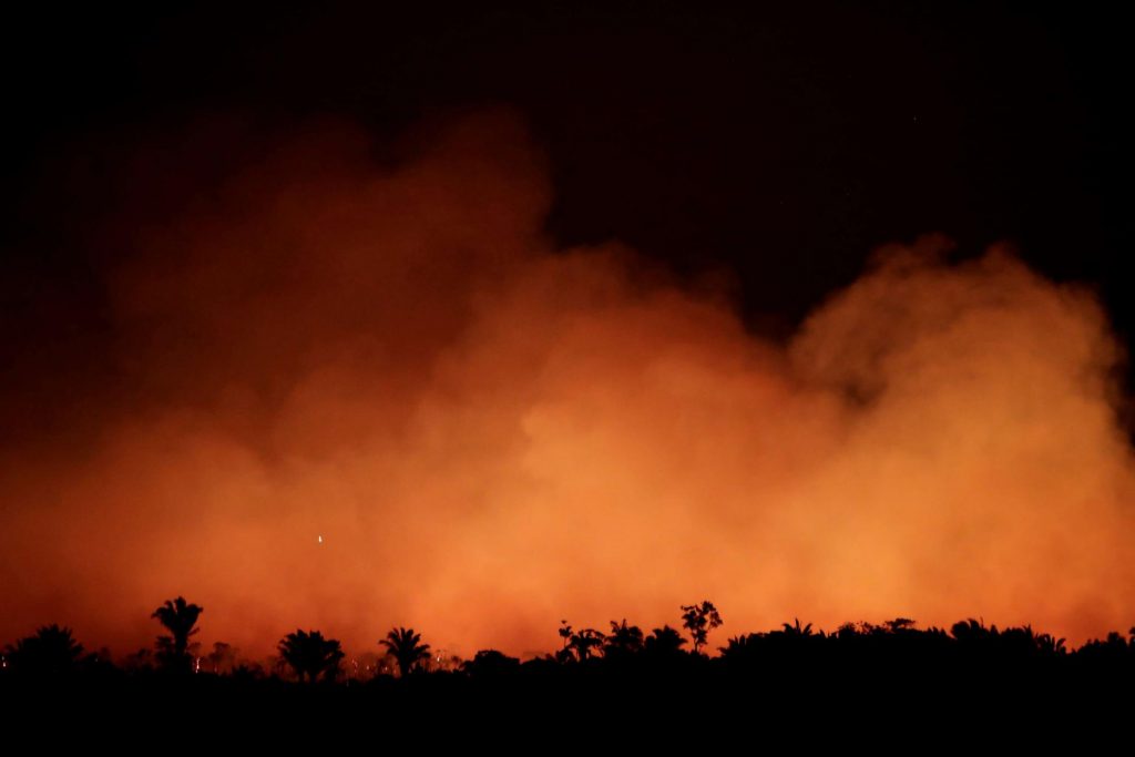 ميدل إيست أونلاين: تفاقم الحرائق بغابات الأمازون يهدد النظام البيئي للكوكب
