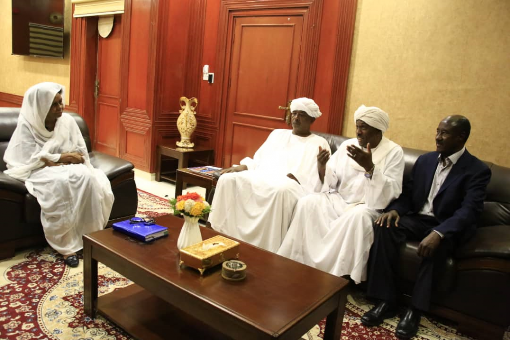 عائشة موسى تناقش قضايا المغتربين مع وفد الملتقى السوداني بالرياض