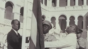 وفاة صاحب صورة رفع علم استقلال السودان
