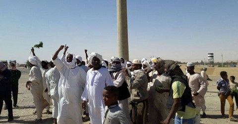 عمال التعدين يهاجمون معتصمين بقرية صواردة طالبوا بنقل سوق طواحين (الكرته)