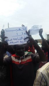 لجان المقاومة بقرية السلام عسلاية تنظم وقفة احتجاجية للمطالبة بتوصيل الكهرباء للقرية