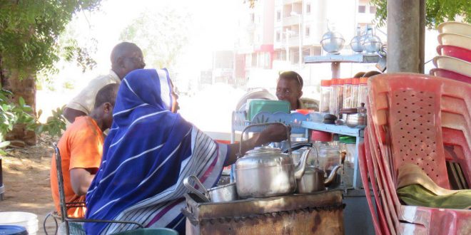 حمدوك يعدّ بتذليل عقبات عمل بائعات الأطعمة والشاي  بولاية الخرطوم