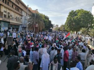تظاهرات محدودة بشارع القصر تندد بسياسات الحكومة