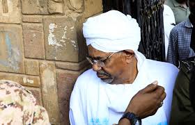 نازحون من دارفور يطالبون بتقديم البشير لــ ” الجنائية