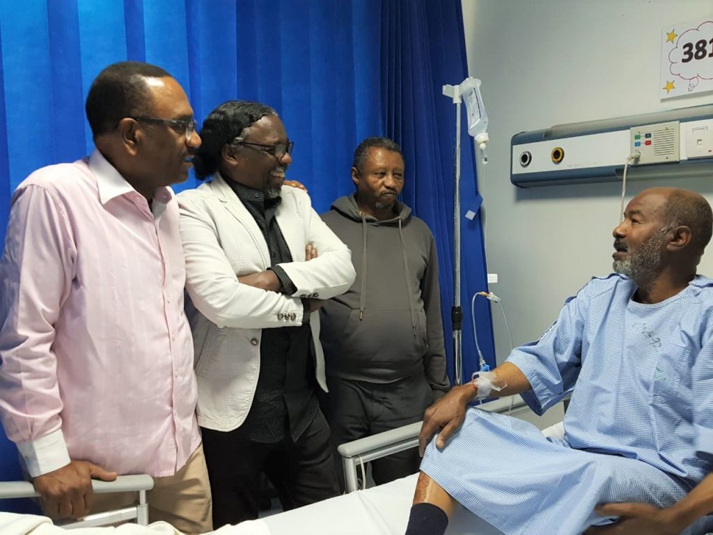 وفد من جمعية الصحفيين يزور الزميل عبدالسلام مصطفى في المستشفى