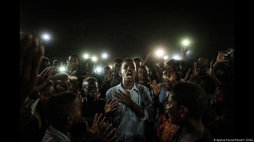 مصور ياباني ينال جائزة عالمية عن صورة من قلب الثورة السودانية