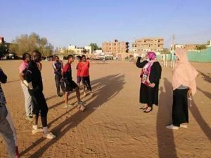 وزيرة الشباب توقف تمرين كرة في الحاج يوسف