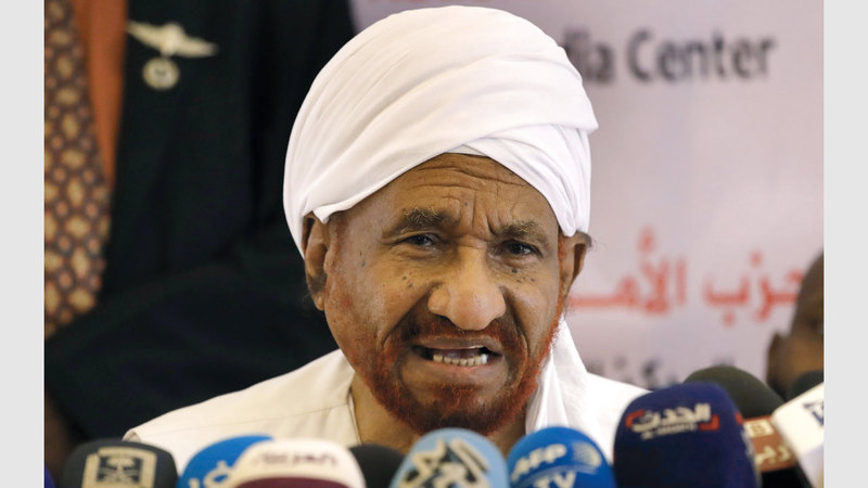 حزب الامة يناشد اهل السودان الدعاء بالشفاء للإمام الصادق المهدي