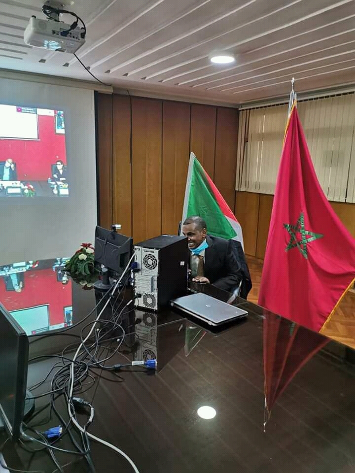 طالب سوداني كفيف يناقش دكتوراه عن بُعد بطريقة (برايل ) في مملكة المغرب في أول سابقة بالوطن العربي