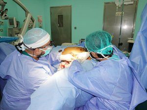 بعمليات جراحية استمرت 16 ساعة  مستشفى د. سليمان الحبيب بالقصيم ينقذ شاباً من بتر القدم ويعيد التروية لها