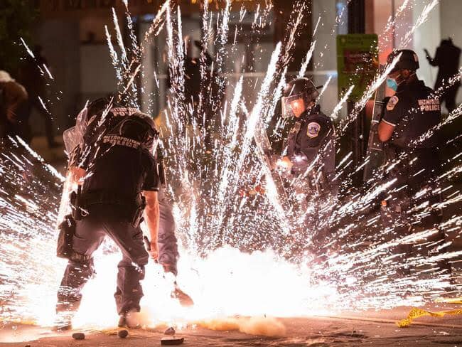 أحداث أميركا.. المصورون يبدعون تحت الاعتداء من المتظاهرين والشرطة