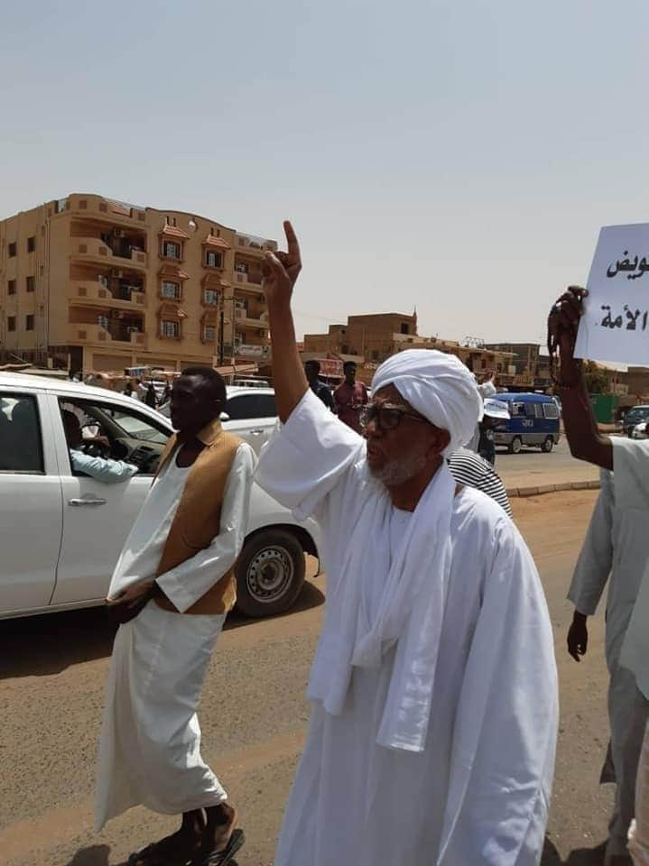 إبراهيم أحمد عمر يتقدم مواكب جمعة الغضب