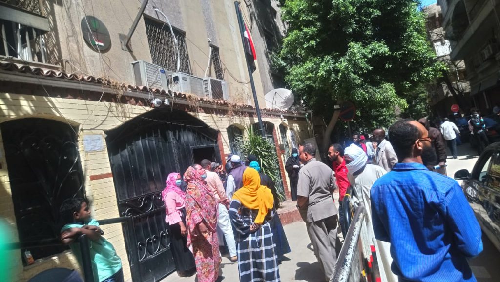 سودانية مقيمة بمصر: القنصلية ما زالت بالعقلية القديمة ولا يعنيها أمر المواطنين