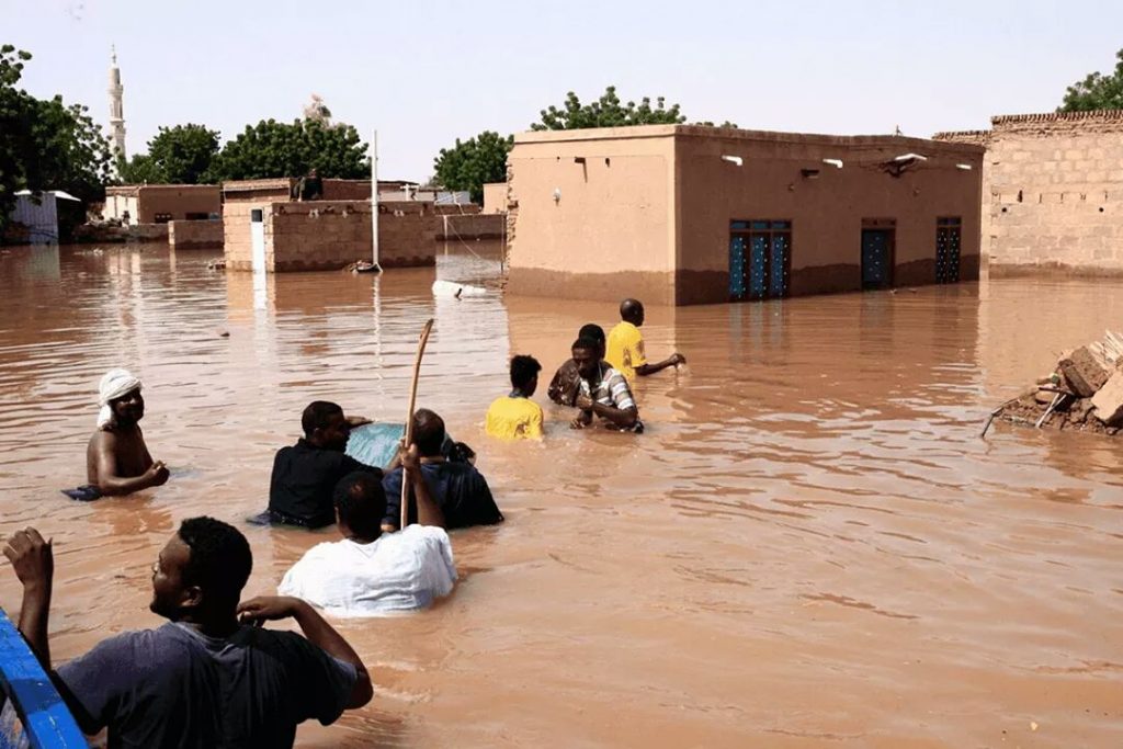 العاملون في بنك السودان يساهمون في درء آثار الفيضانات بطوكر