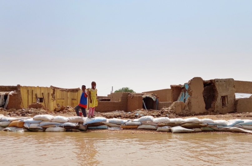 متأثراً بما شاهده من كوارث الفيضانات.. أمين “الهلال والصليب الأحمر”: خذلان شعب السودان في هذه المرحلة قد تكون وخيمة