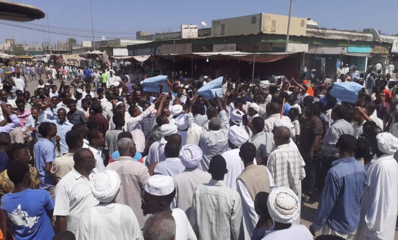 الشرطة: وفاة مواطن وإصابة آخر في مسيرات “أكتوبر” ومحاولات للشغب واختراق سوق سعد قشرة