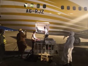وصول الصادق المهدي إلى أبو ظبي لاستكمال العلاج