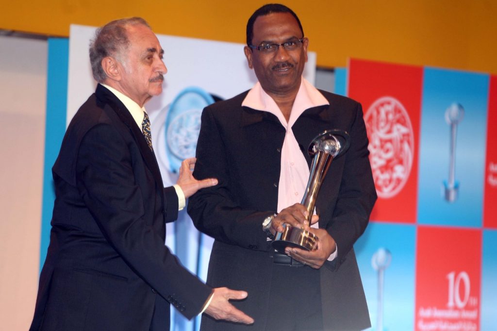 السودانيون وجائزة الصحافة العربية: نالها 3 صحافيين مغتربين وحضور للصادق المهدي