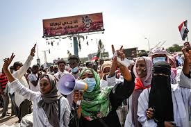 الآلآف يتظاهرون في الخرطوم يرددون هتافات متباينة … وانصار البشير يطالبون باسقاط الحكومة