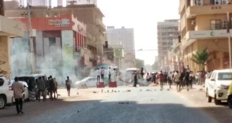 انطلاق مواكب جوار القصر الجمهوري بالخرطوم وإشعال النيران بالشوارع