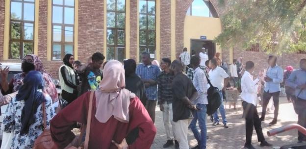 تصعيد في قضية القبول للجامعات والطلاب يغلقون شارع الجمهورية