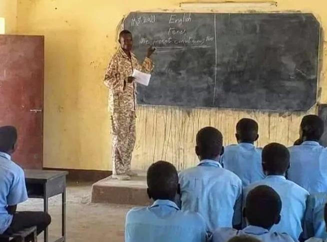 الجيش يكرم جندي سوداني سد نقص للمعلمين بالحدود الشرقية