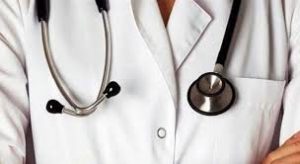 أطباء : يطالبون الحكومة بالإسراع في تنفيذ قانون حماية الأطباء
