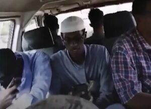 فيديو لشاب سوداني يتلو القرآن في مركبة عامة يحصد إعجاب الالاف بالميديا