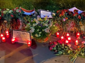روس يشاركون السودانيين بموسكو الذكرى الثانية لفض الاعتصام بوضع الزهور واضاءة الشموع