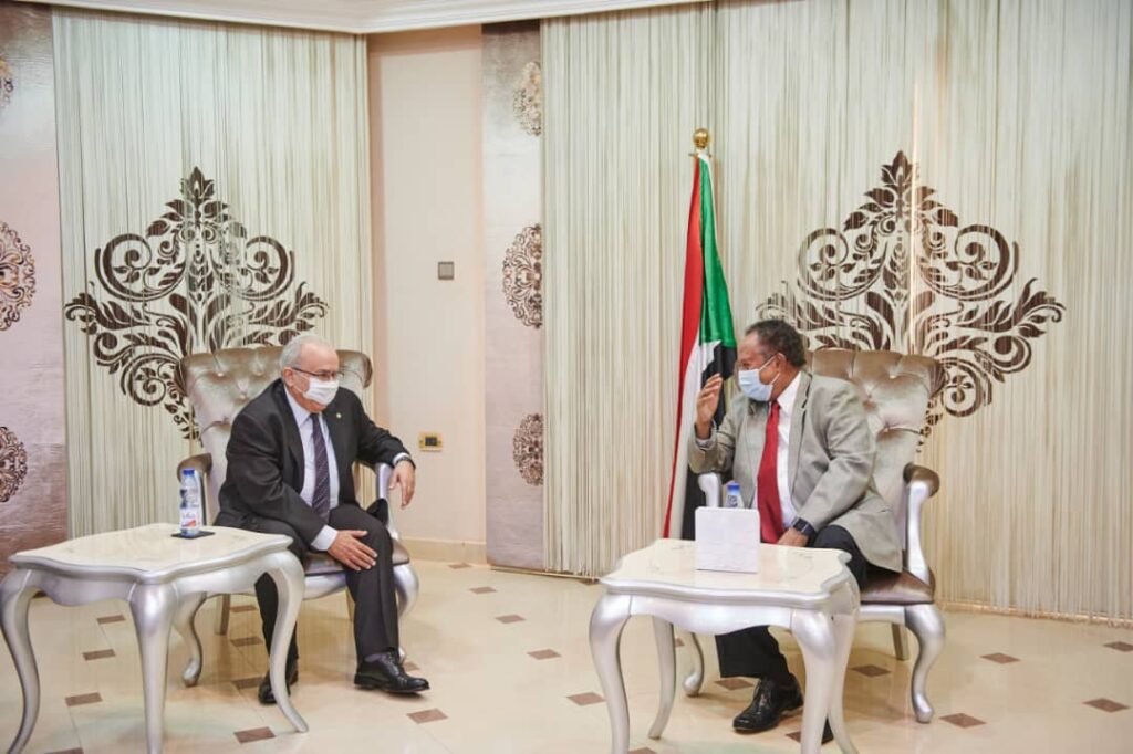 حمدوك يبحث مع وزير الخارجية الجزائري الأوضاع بالمنطقة والتكامل الزراعي