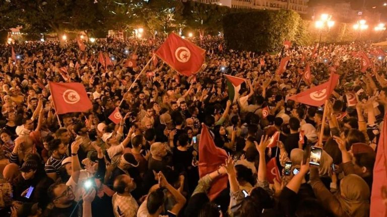 التونسيون يحتفلون في الشوارع ابتهاجا بقرار الرئيس