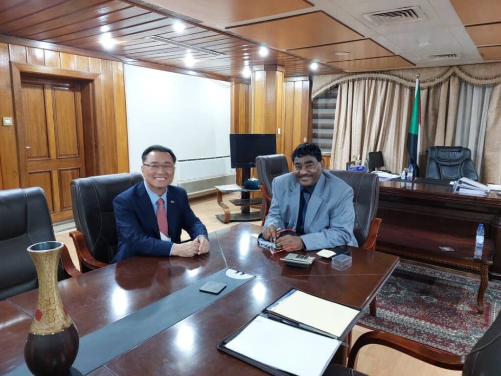 وزيرا الاستثمار والصناعة يخاطبان سمينار الأعمال الكوري السوداني بجمهورية كوريا
