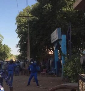 قوات الانقلاب تحرق قسم شرطة المؤسسة الشعبية وتطلق الرصاص الحي