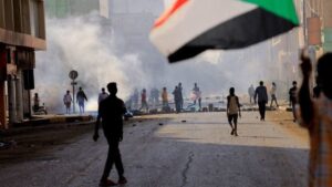 “العربية”: الأمن السوداني يتصدى بالغاز للمتظاهرين.. وأنباء عن سقوط 4 قتلى