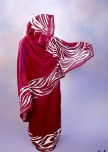 لأول مرة بالبلاد استخدام السجادة الحمراء مصممات أزياء ينّظمن عرض أزياء لاختيار سيدة الأناقة السودانية