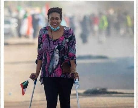 شقيقة الناشطة السودانية أميرة عثمان: مسلحون دهموا منزلها واعتقلوها
