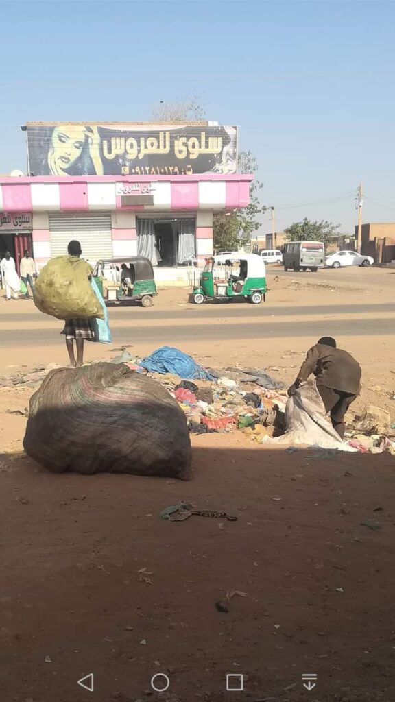 فاق عددهم 2000في ولاية الخرطوم-” اطفال النفايات ” .. حياة مليئة بالشقاء