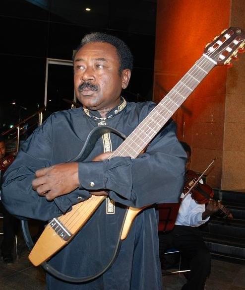 الموسيقار الفاتح حسين: رحلة الجيتار والأكاديميا والتأليف الغنائي