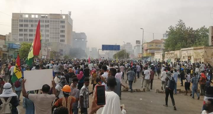 الشرطة: المتظاهرون أطلقوا الغاز المسيل على القوات مع تخريب ممنهج للشوارع