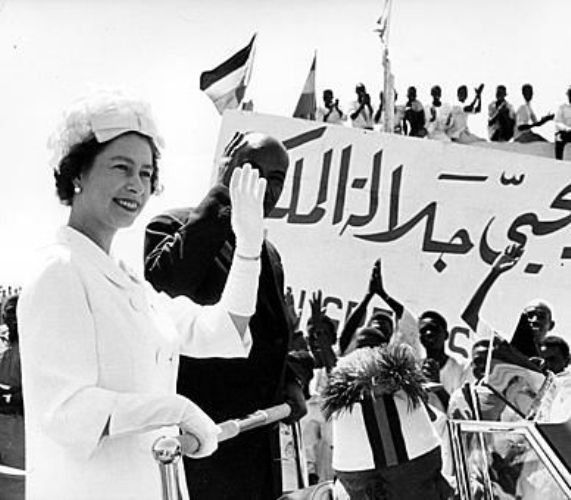 الملكة اليزابيث الثانية الراحلة زارت السودان عام 1965 م وأستقبلها الشعب وكان يردد كلمة (أبشر …أبشر)