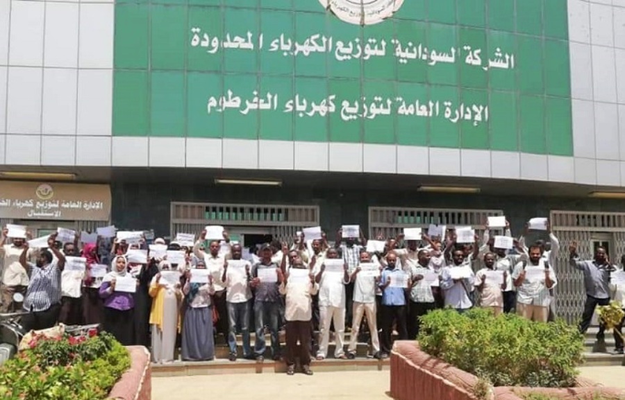 لجنة الهيكل الراتبي لعاملي الكهرباء: إضراب شامل وتسليم المحطات “للسادة المسؤولين”