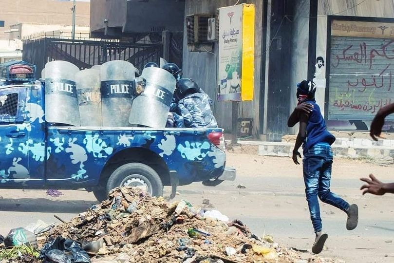 انطلاق (موكب الثبات) وثوار باشدار يتصدون لهجوم القوات الانقلابية على تجمعهم